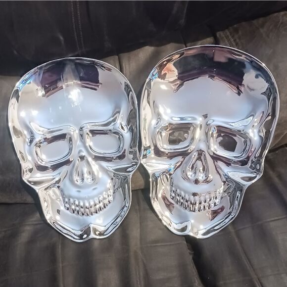 Silver Skull Trays Set of 2 Halloween Plates - Picture 5 of 5